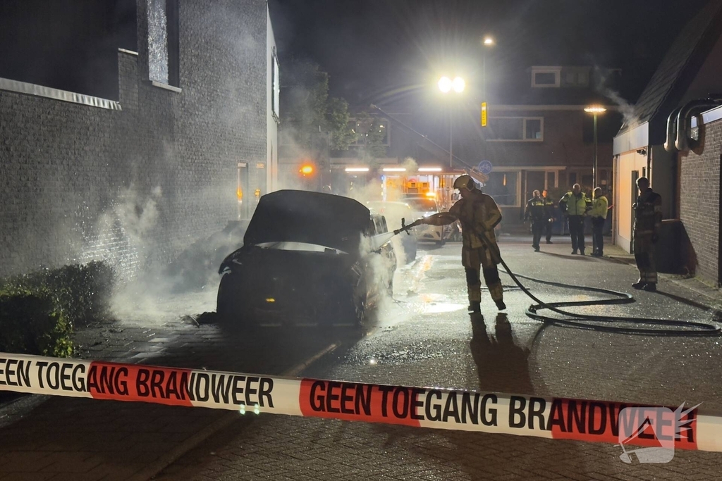 Auto in brand bij woning