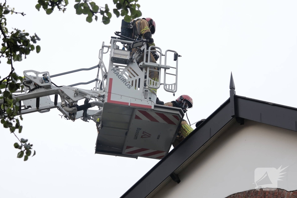 Brand in schoorsteen van woning