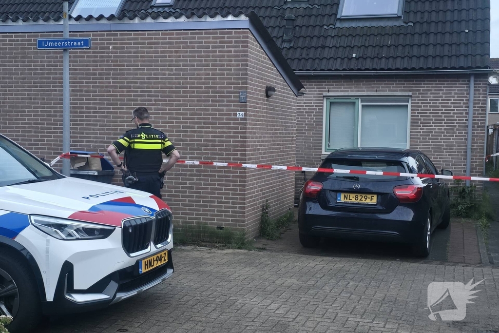 Auto onder vuur in woonwijk