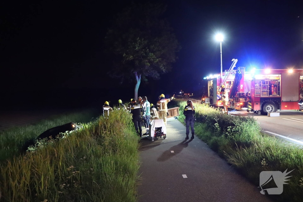 Auto belandt in sloot na ongeval