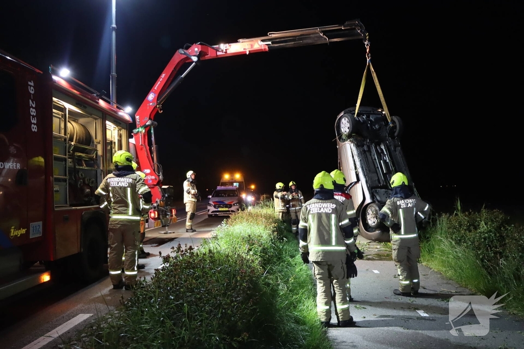 Auto belandt in sloot na ongeval