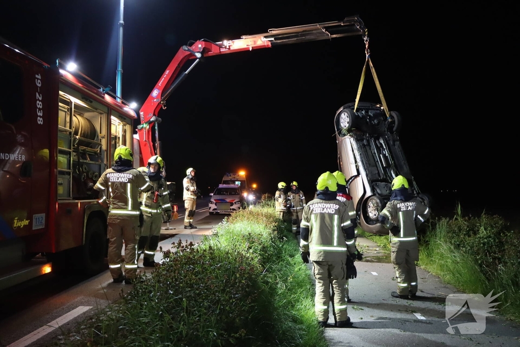 Auto belandt in sloot na ongeval
