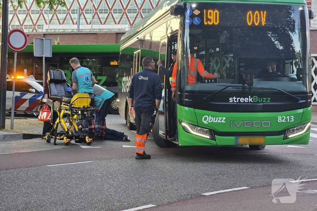 Voetganger gewond na aanrijding met bus