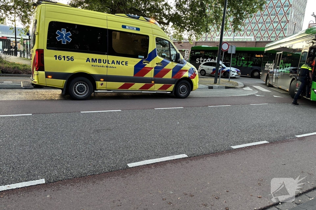 Voetganger gewond na aanrijding met bus