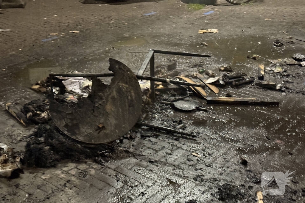 Meubilair in brand bij laad- en losruimte
