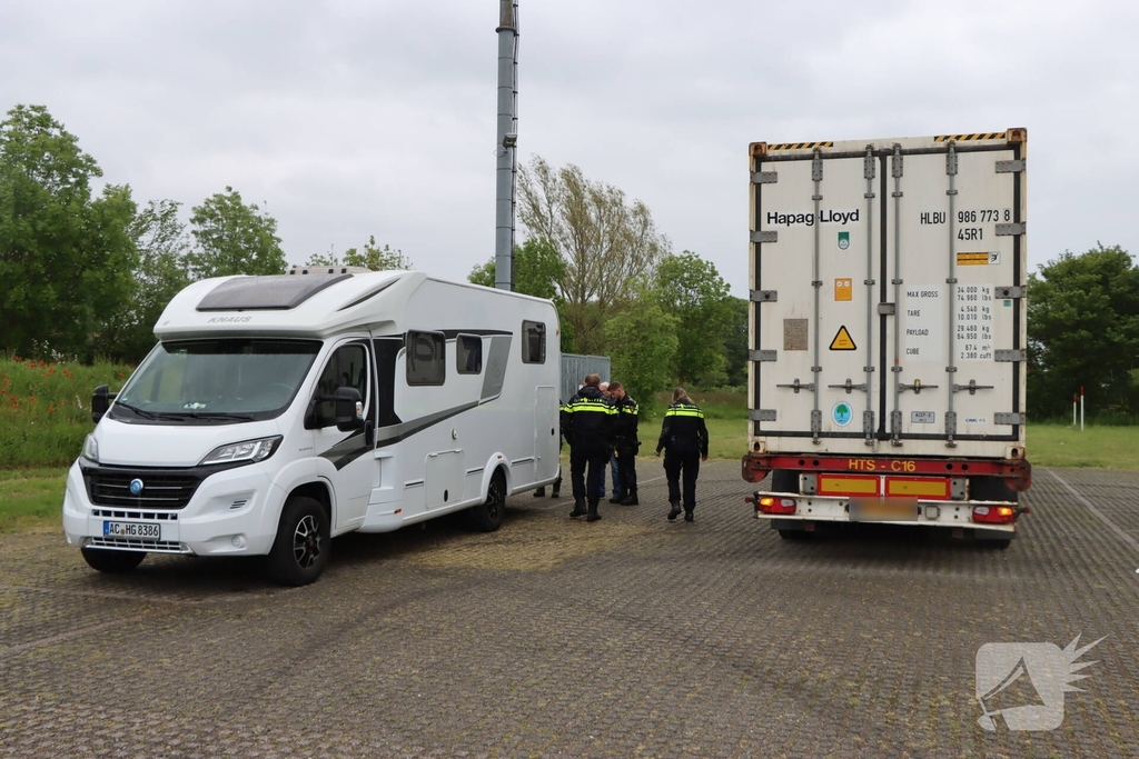 Vrachtwagen botst op stilstaande camper
