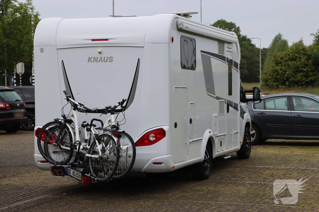 Vrachtwagen botst op stilstaande camper
