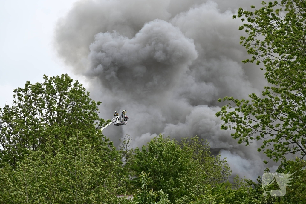 Brand in loods leidt tot opschaling van hulpverlening