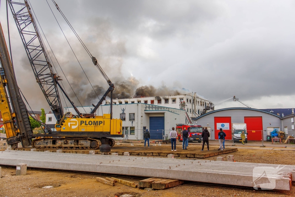 Grote brand in bedrijfspand