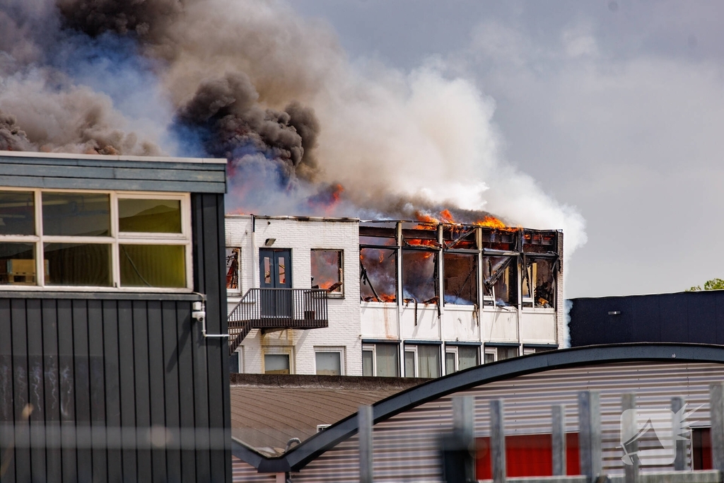 Grote brand in bedrijfspand