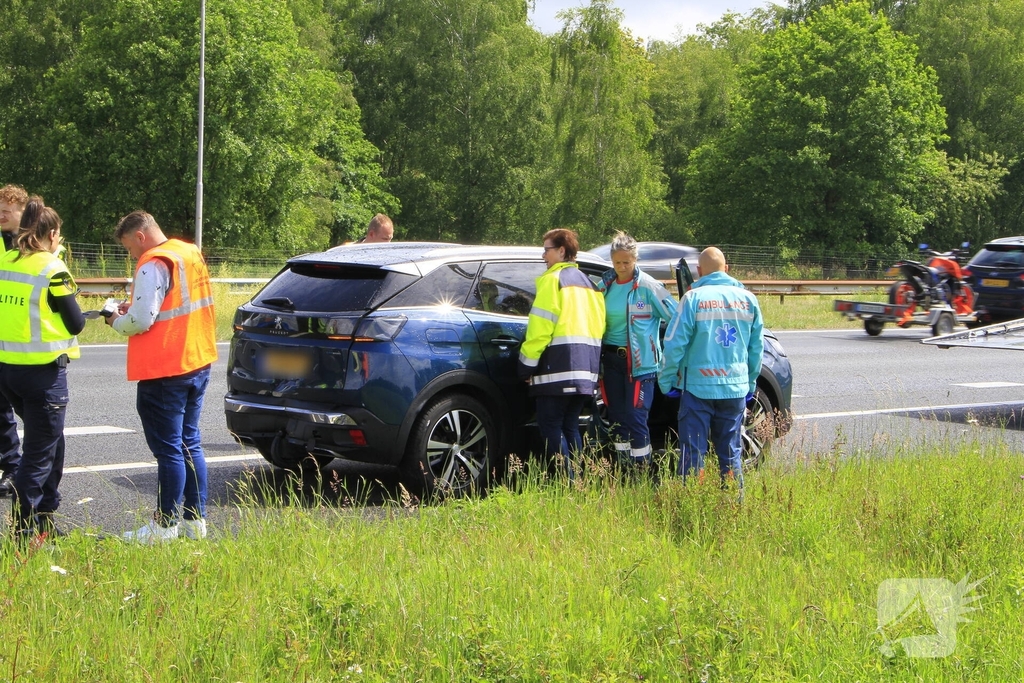 Douaneauto botst op andere wagen