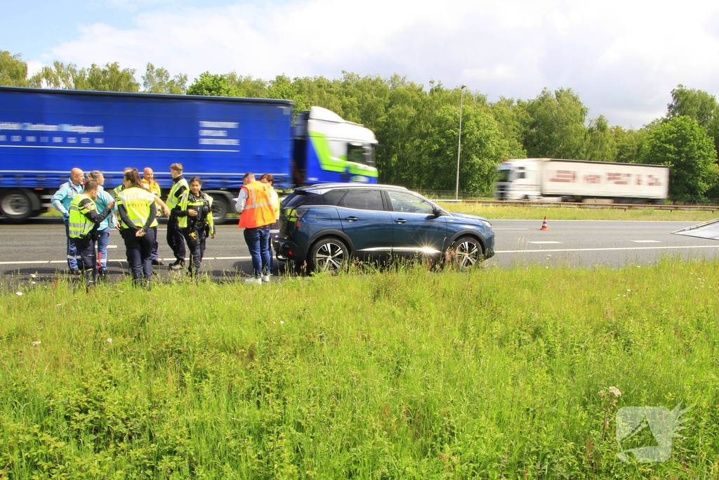 Douaneauto botst op andere wagen