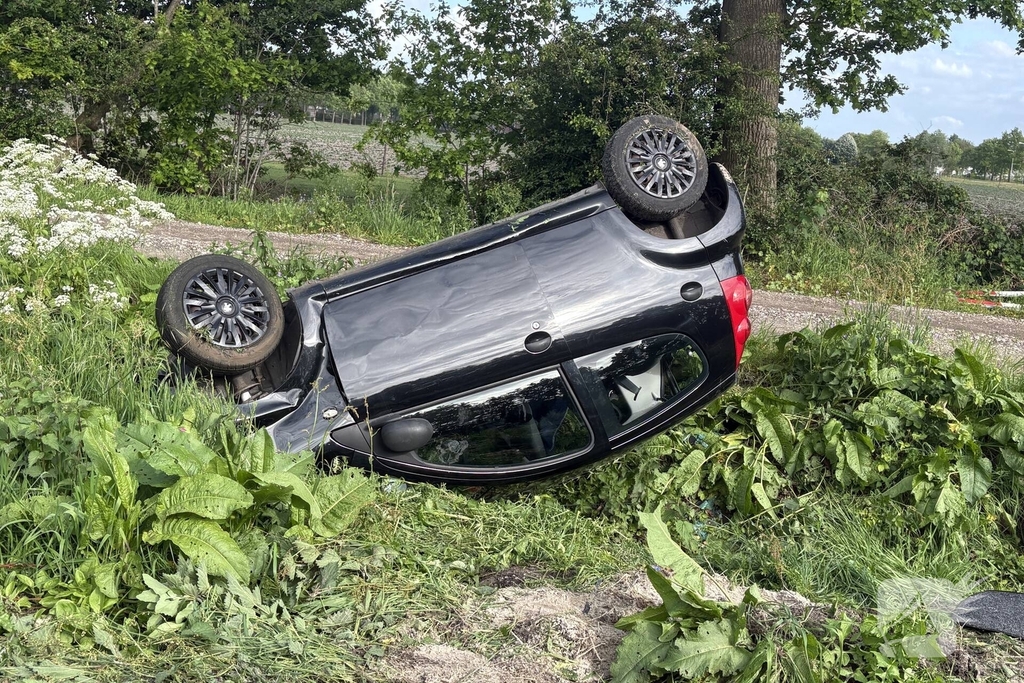Auto belandt op de kop in sloot na ongeval