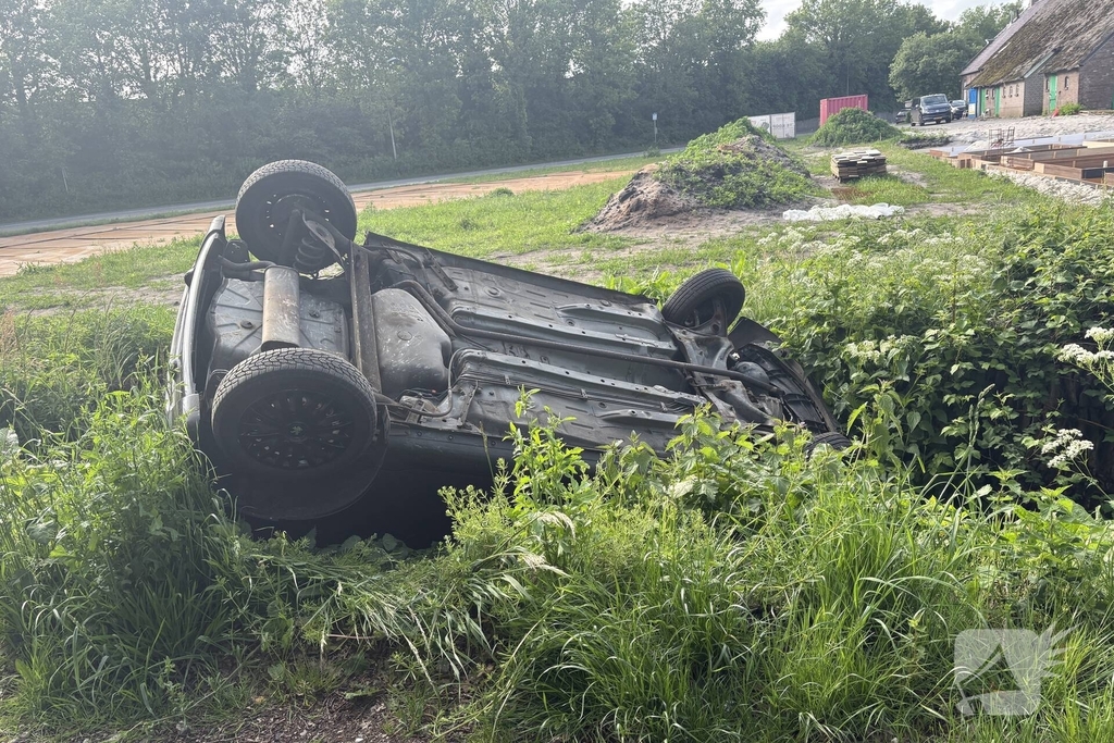Auto belandt op de kop in sloot na ongeval