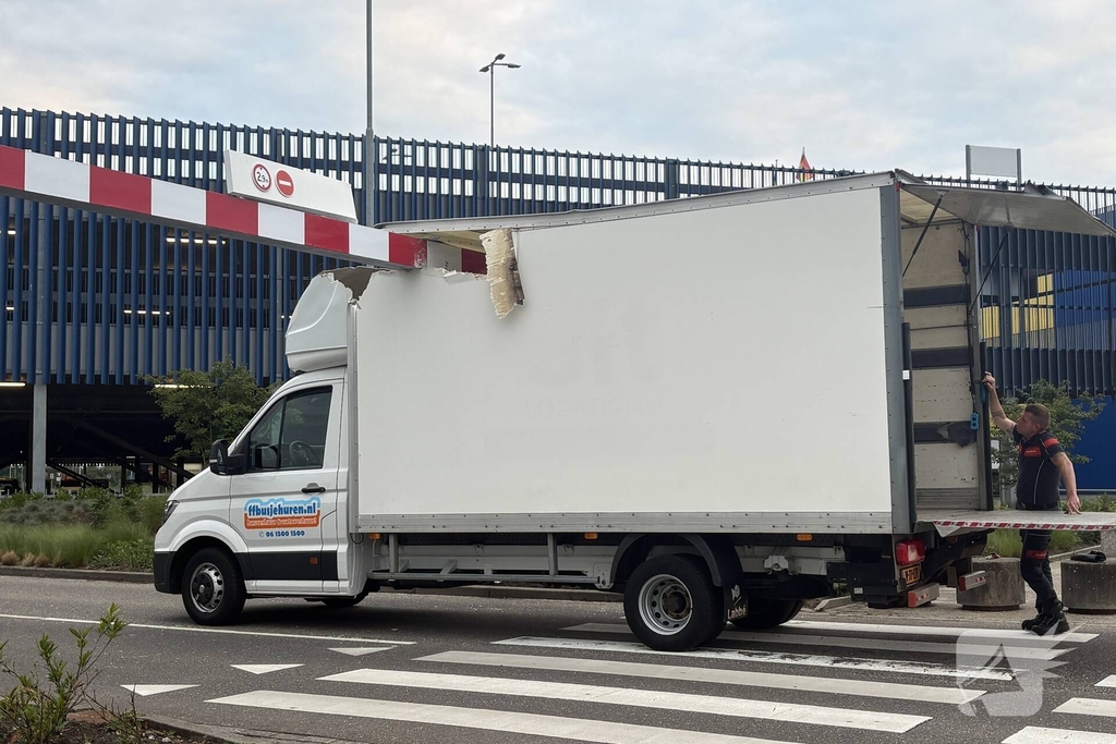 Busje vast onder hoogtebalk bij IKEA