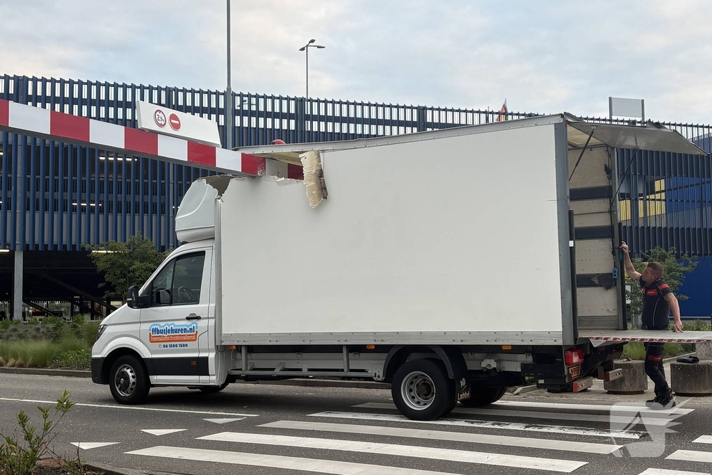 Busje vast onder hoogtebalk bij IKEA