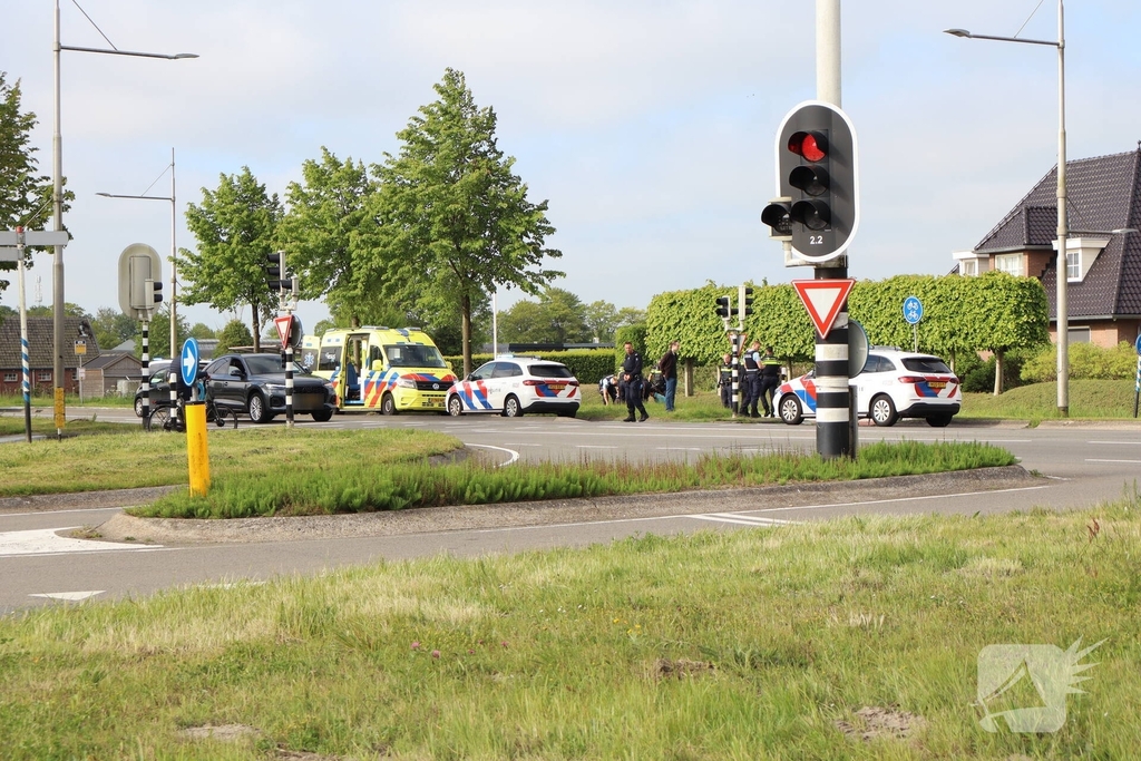 Scooterrijder onderuit bij kruising