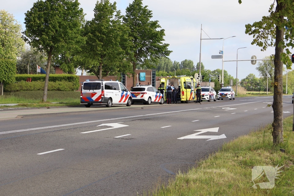 Scooterrijder onderuit bij kruising