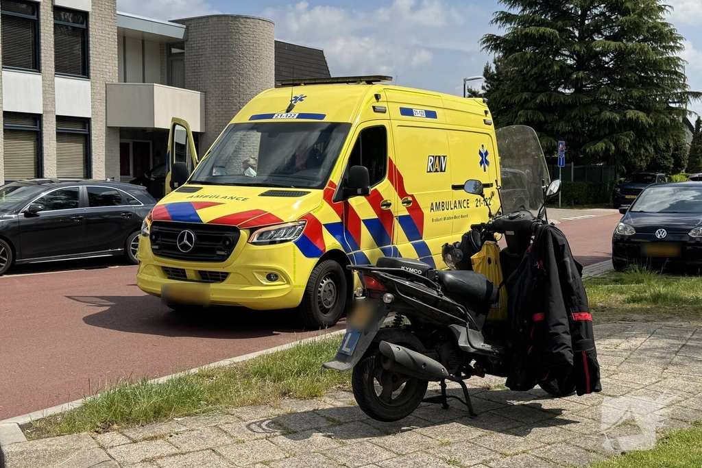 Fietser gewond bij aanrijding met les scooter, instructeur onder invloed