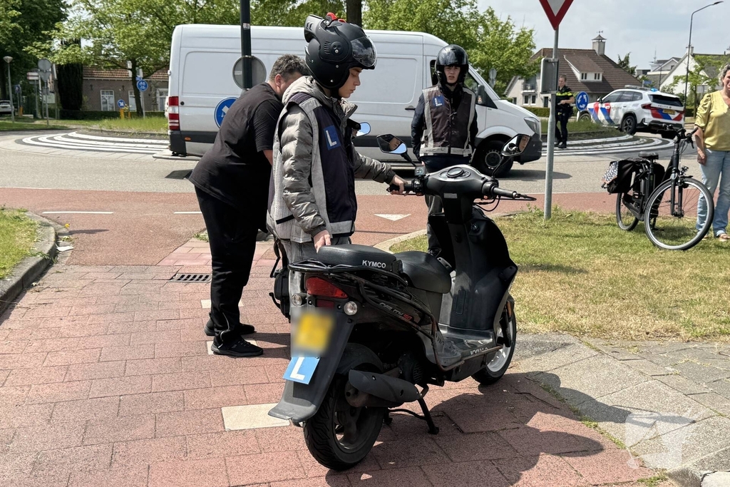 Fietser gewond bij aanrijding met les scooter, instructeur onder invloed