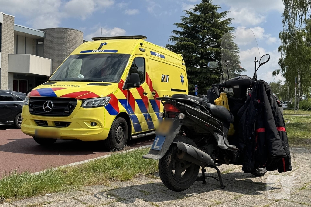 Fietser gewond bij aanrijding met les scooter, instructeur onder invloed