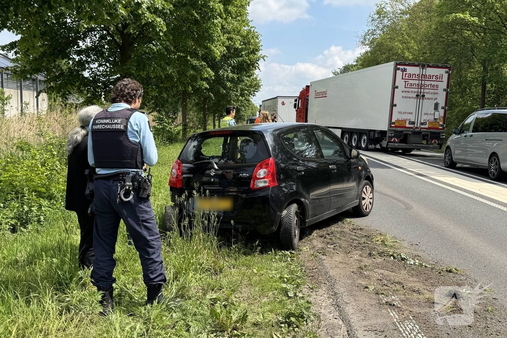 Aanrijding tussen twee voertuigen leidt tot afsluiting weg