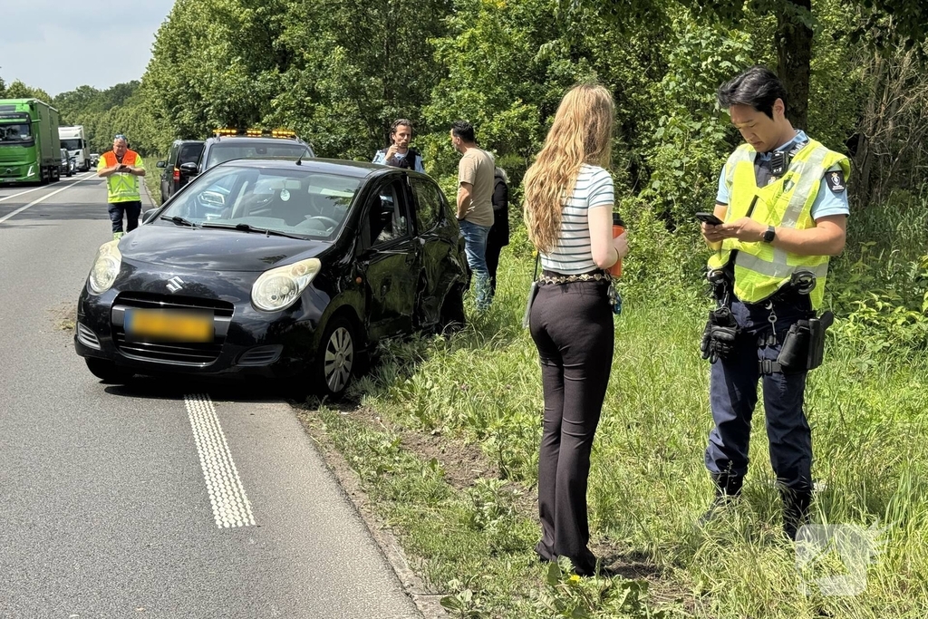 Aanrijding tussen twee voertuigen leidt tot afsluiting weg