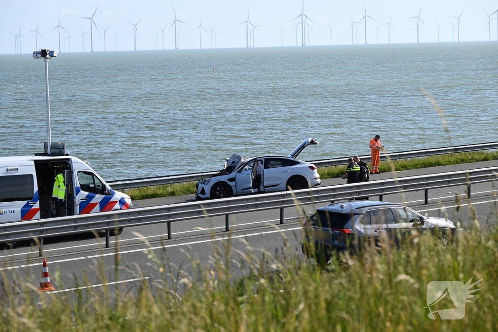 Camper op zijkant na forse aanrijding
