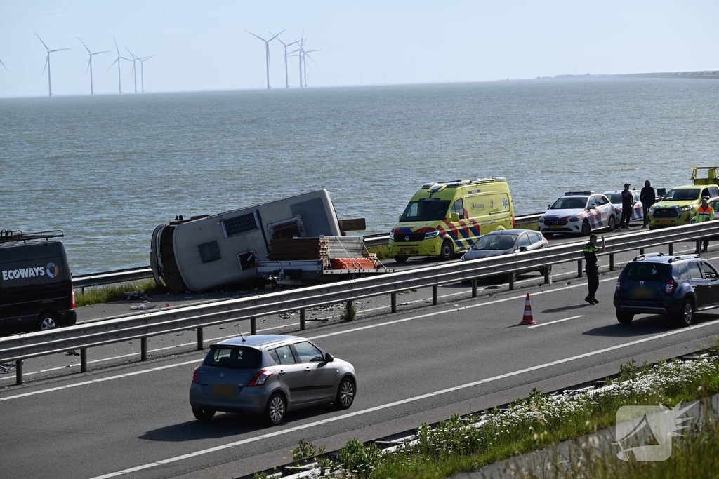 Camper op zijkant na forse aanrijding