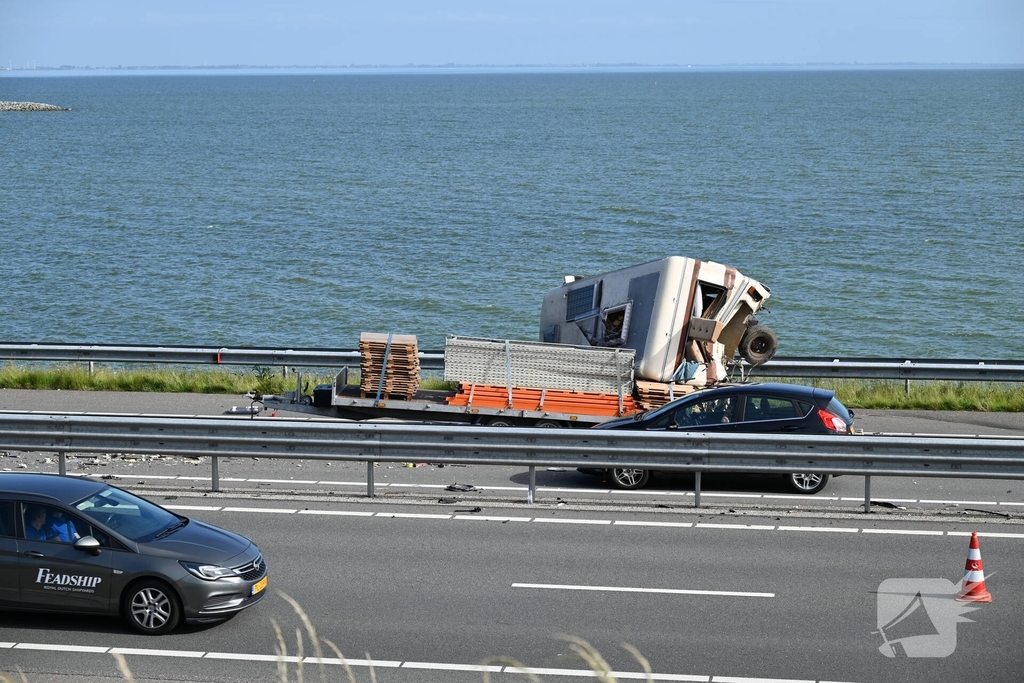 Camper op zijkant na forse aanrijding
