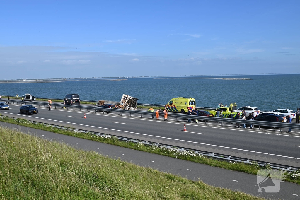 Camper op zijkant na forse aanrijding