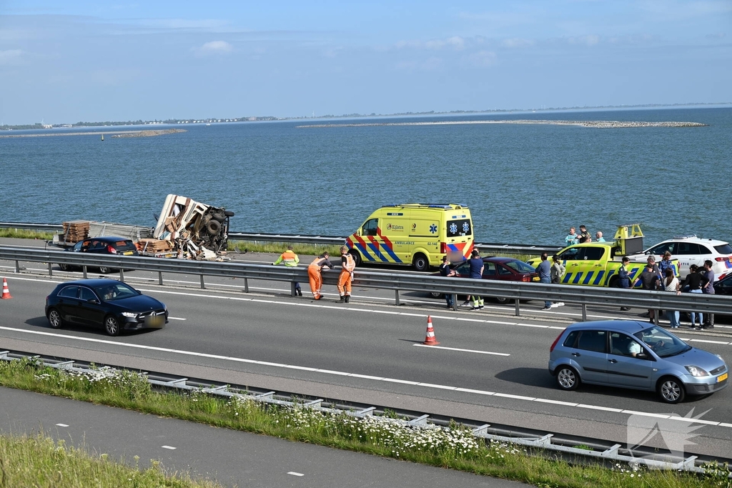 Camper op zijkant na forse aanrijding