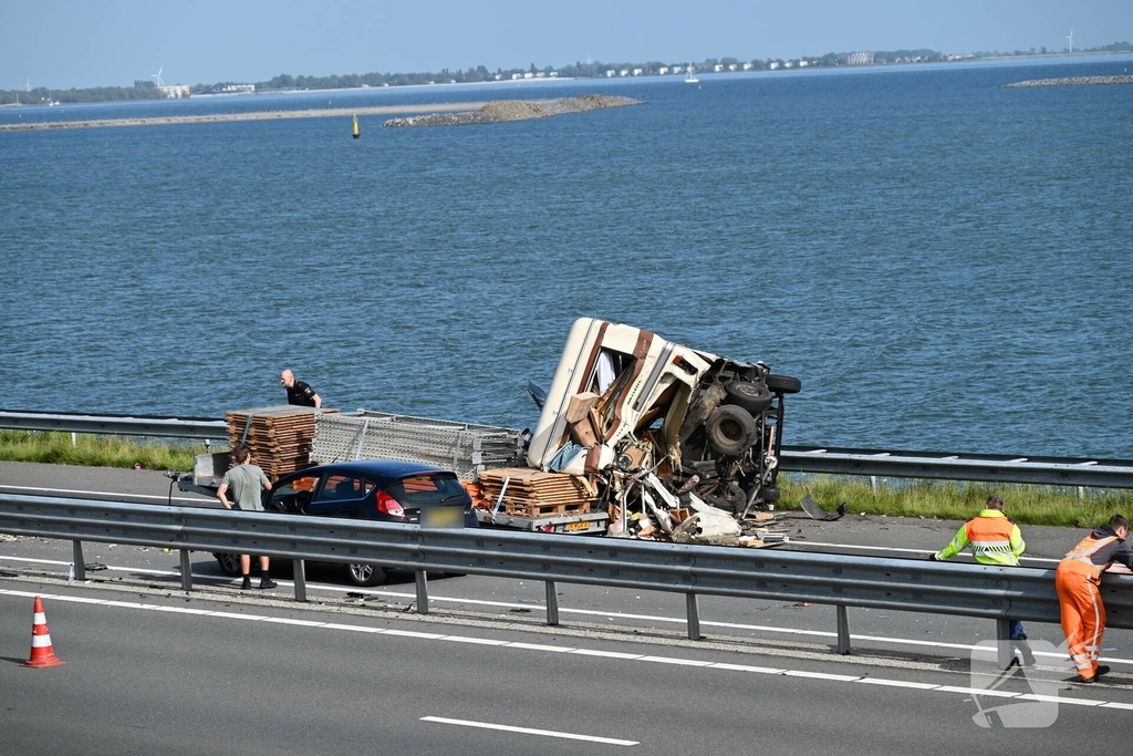 Camper op zijkant na forse aanrijding