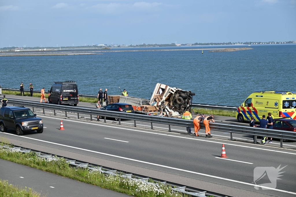 Camper op zijkant na forse aanrijding