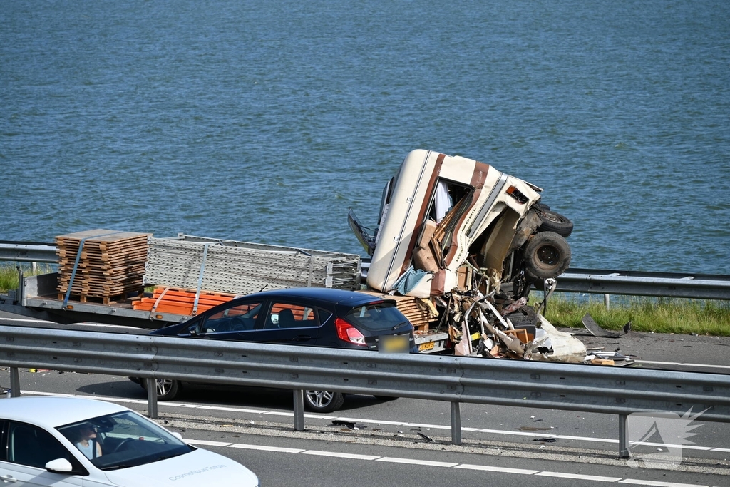 Camper op zijkant na forse aanrijding