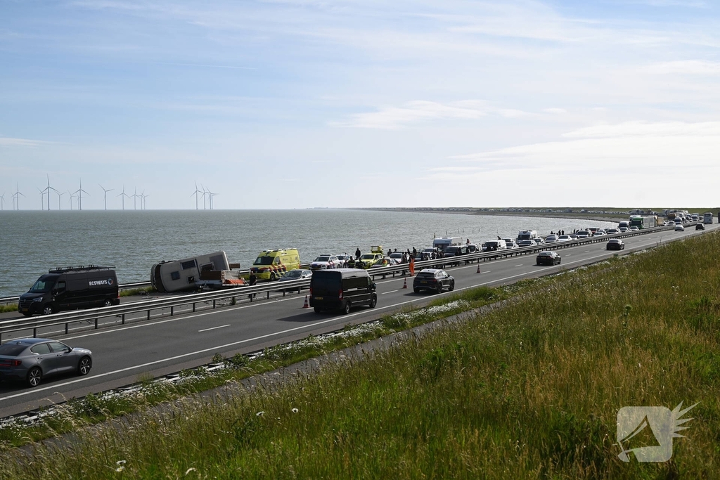 Camper op zijkant na forse aanrijding