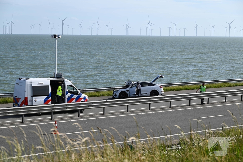Camper op zijkant na forse aanrijding