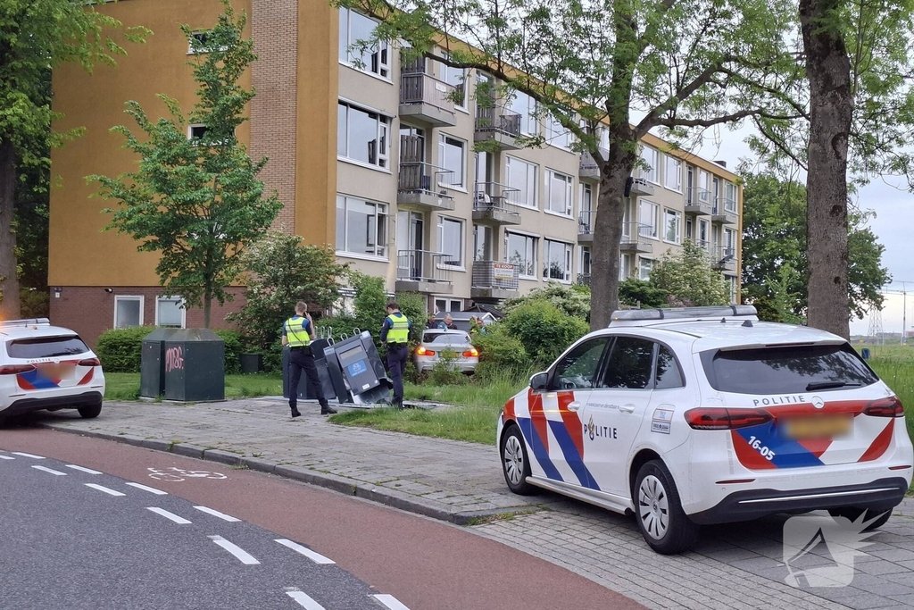 Auto ramt ondergrondse container en belandt in bosschages