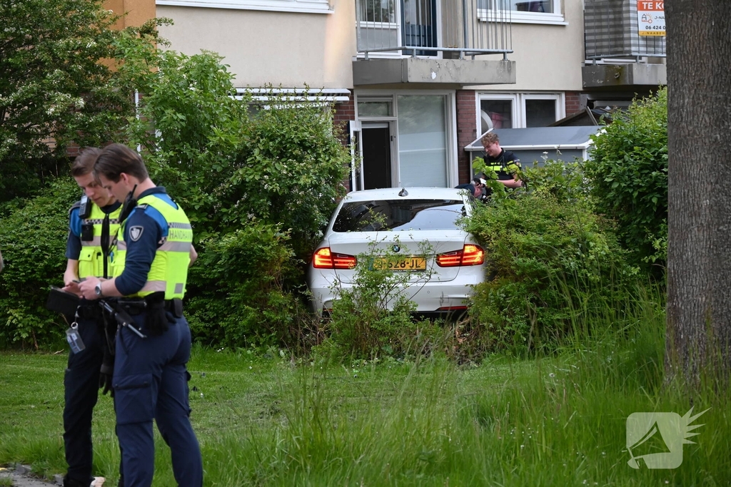 Auto ramt ondergrondse container en belandt in bosschages