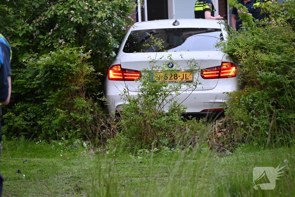 Auto ramt ondergrondse container en belandt in bosschages