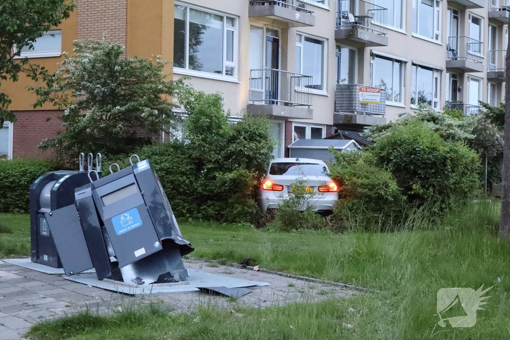 Auto ramt ondergrondse container en belandt in bosschages