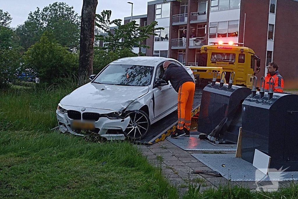 Auto ramt ondergrondse container en belandt in bosschages