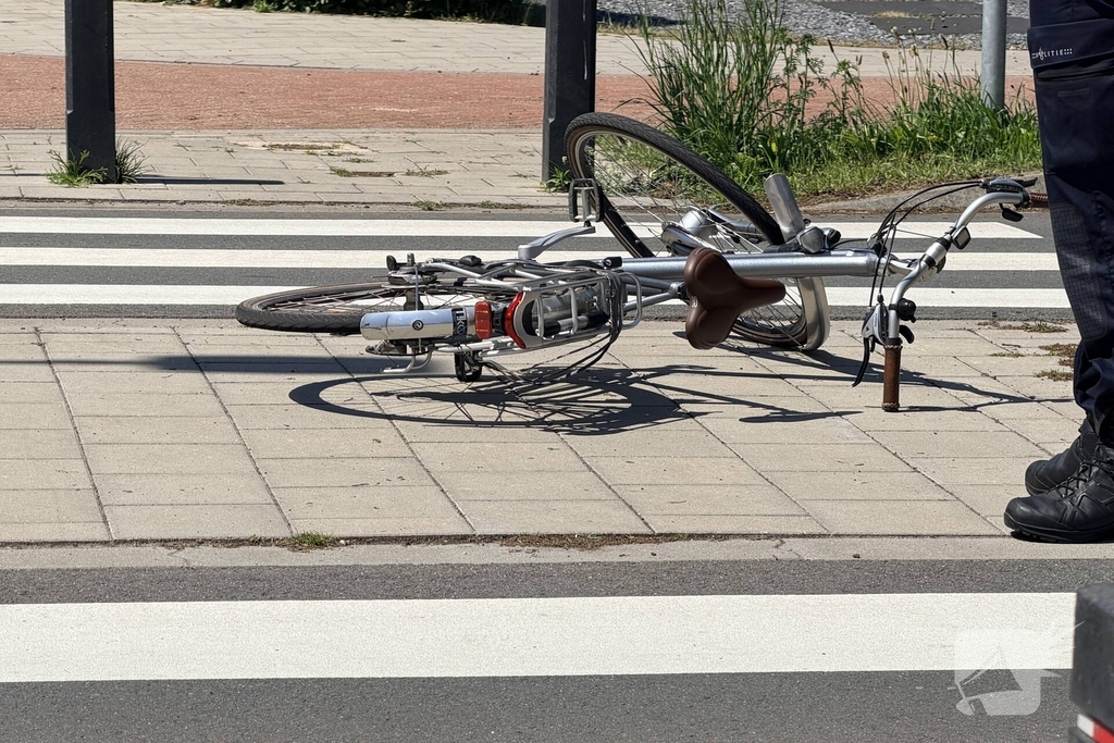 Fietser aangereden door auto op snelfietspad