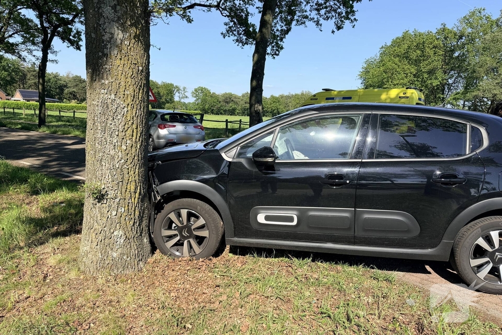 Auto's botsen op kruising