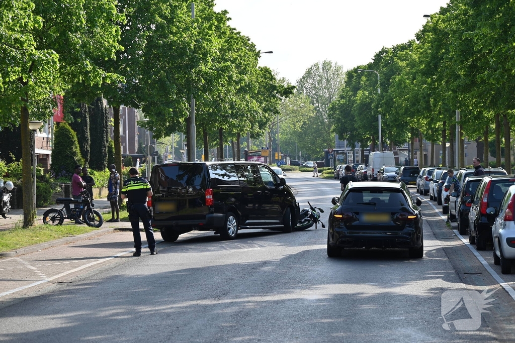 Motorrijder geschept door wegrijdende bestelbus