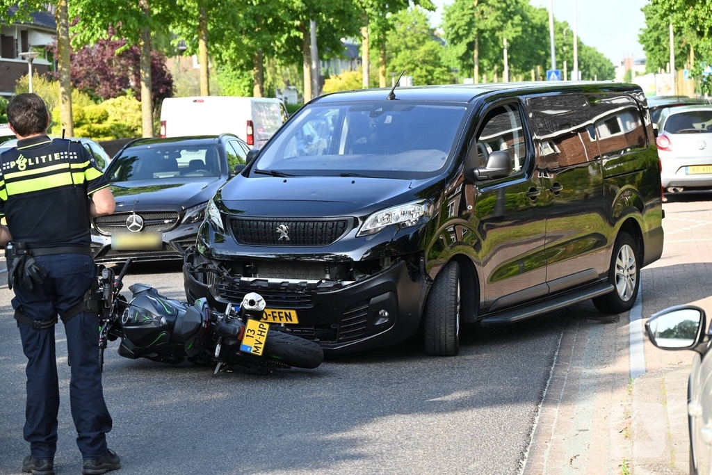 Motorrijder geschept door wegrijdende bestelbus