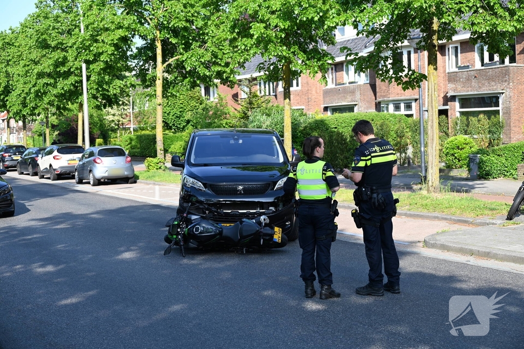 Motorrijder geschept door wegrijdende bestelbus