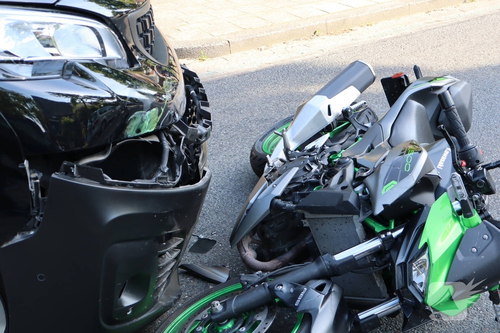 Motorrijder geschept door wegrijdende bestelbus