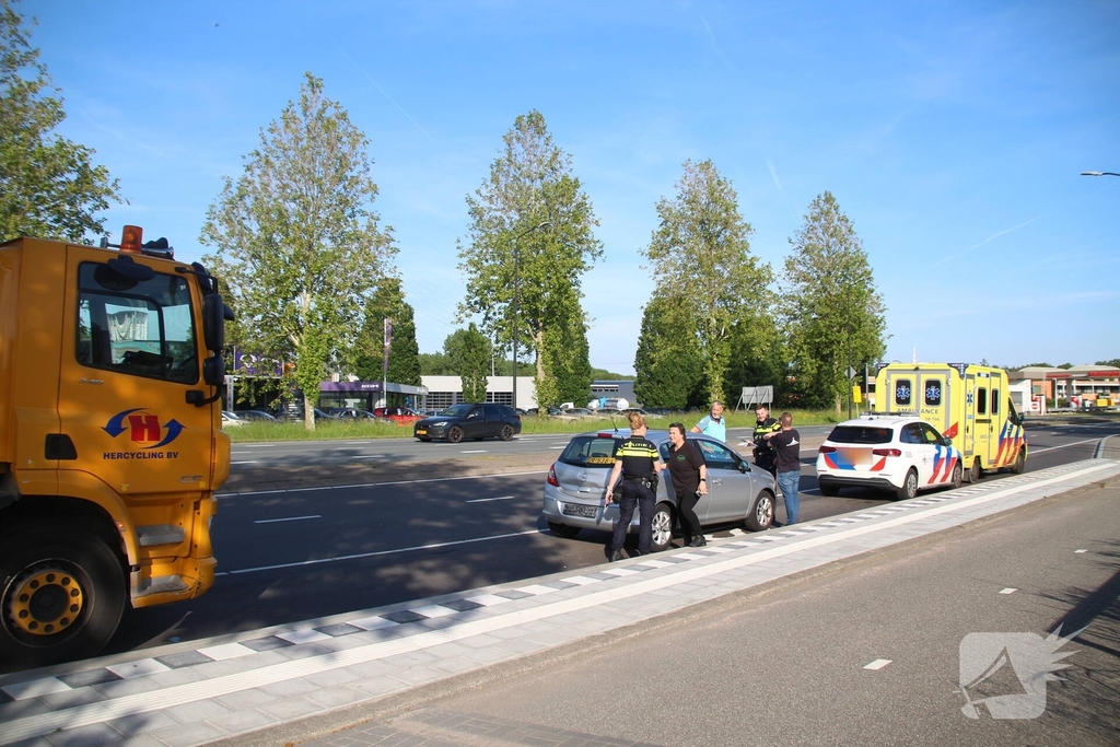 Aanrijding tussen vrachtwagen en auto