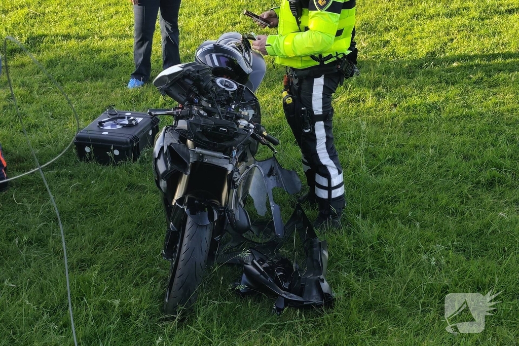 Motorrijder vliegt uit de bocht en raakt gewond